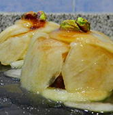 Chalotas de rilletes de pato con pera y pistachos