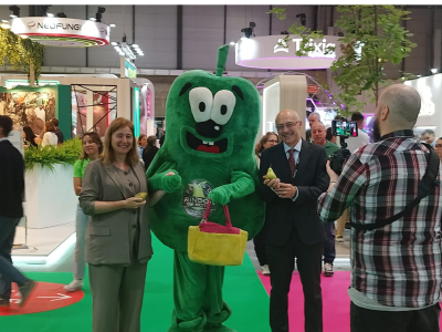 Nuestra mascota con la Consejera de Agricultura Noemí Manzanos y el Director de Desarrollo de Calidad David Martín.